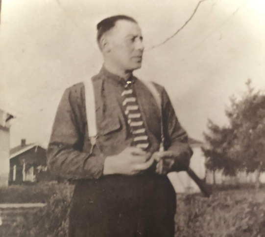 Portrait photo of Walter Leonhardt.